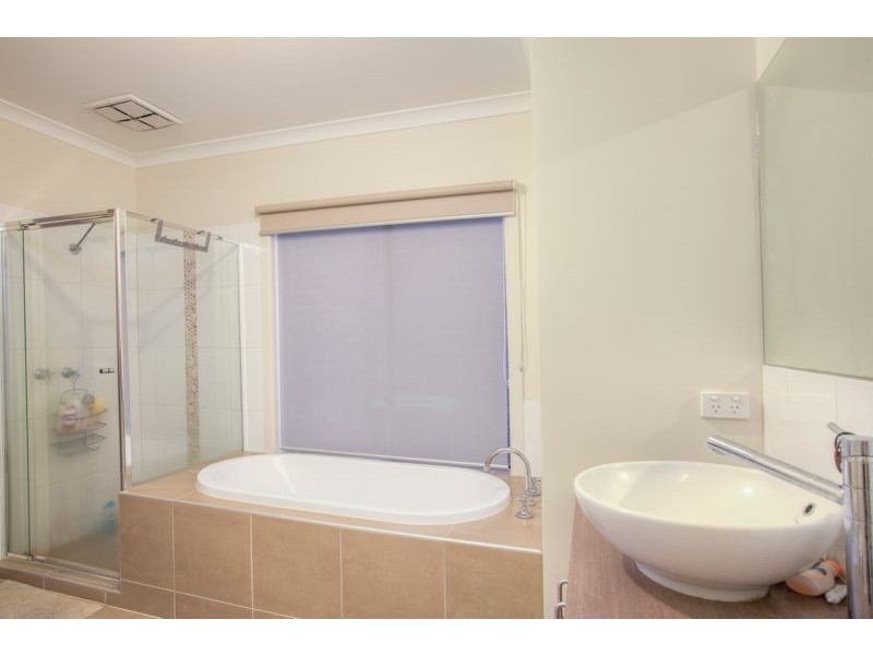 7 Gladiolus Circuit, Cranbourne North VIC 3977