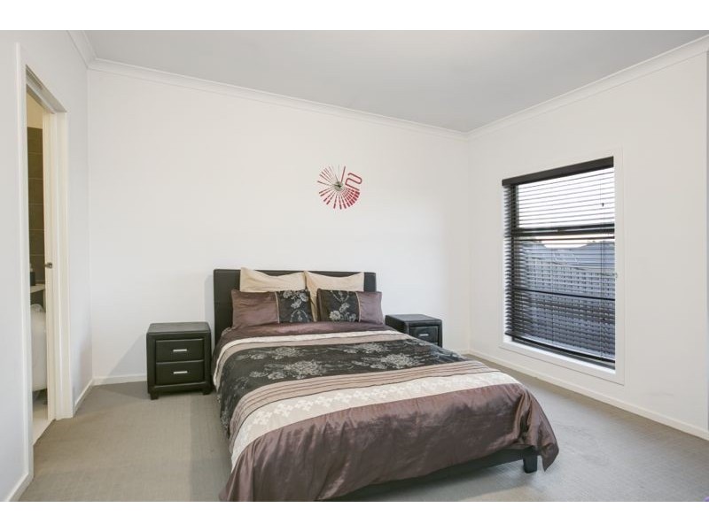 24 Merritt Avenue, Cranbourne West VIC 3977