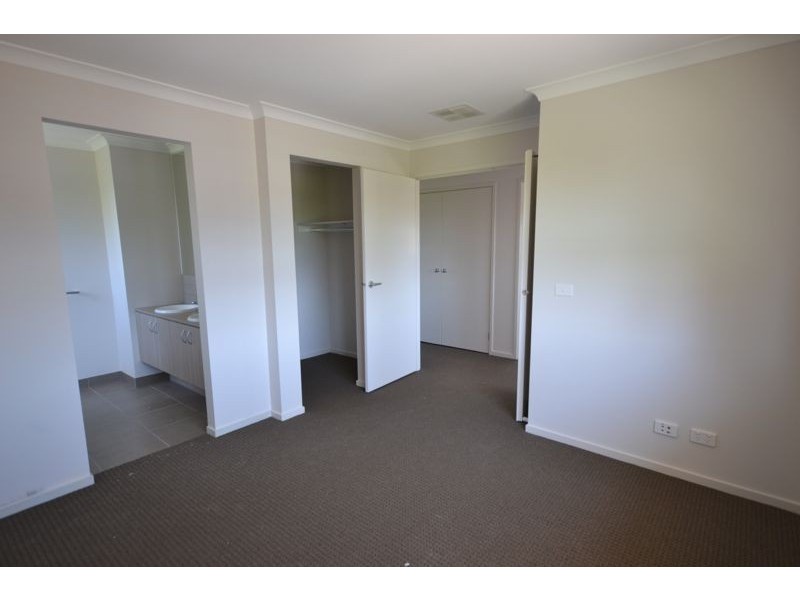 4 Jolly Street, Cranbourne East VIC 3977