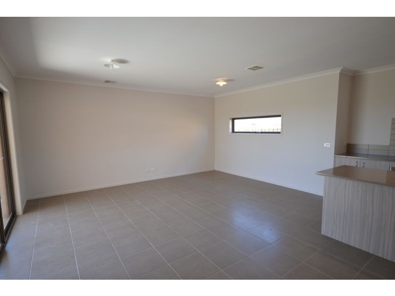 4 Jolly Street, Cranbourne East VIC 3977