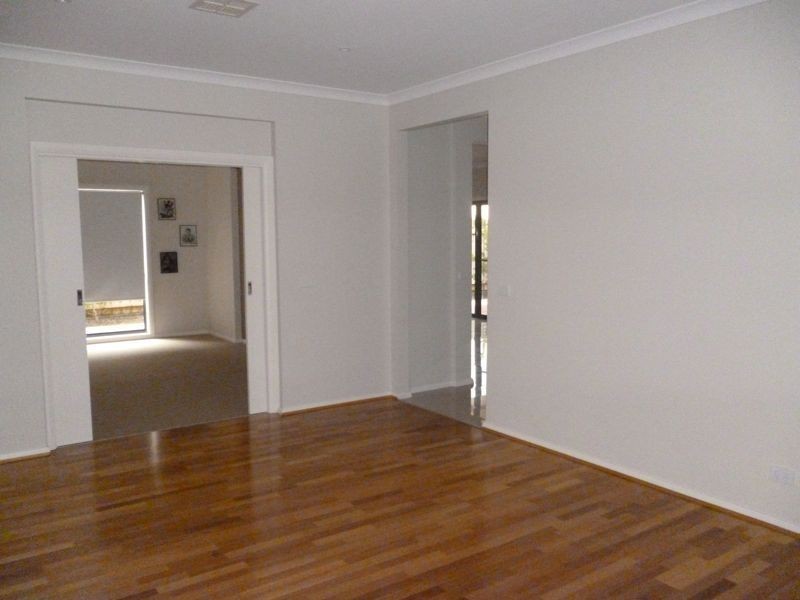 14 Peisley Crescent, Cranbourne East VIC 3977