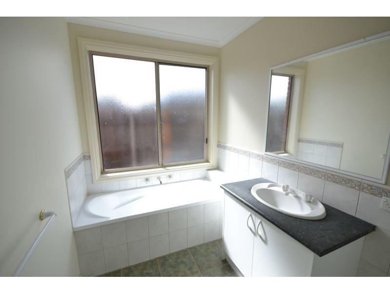 39 Linda Drive, Cranbourne West VIC 3977