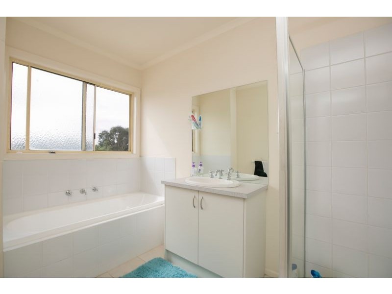 102 Paterson Drive, Lynbrook VIC 3975