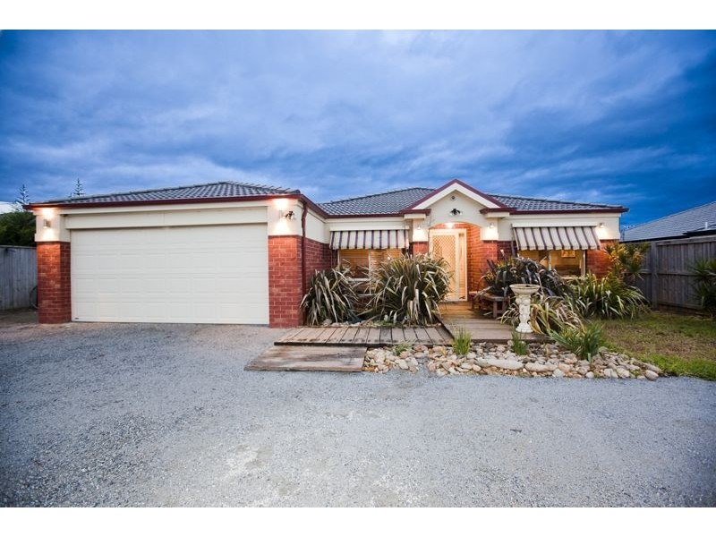 16 Dryandra Place, Cranbourne VIC 3977