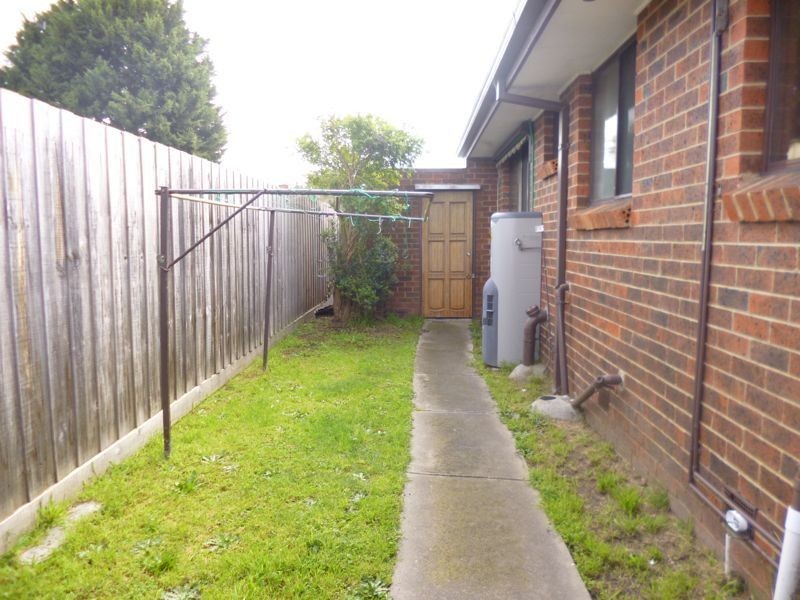 2/9 Walter Street, Cranbourne VIC 3977