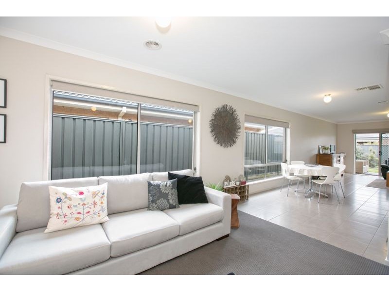 14 Cerbera Bend, Cranbourne North VIC 3977