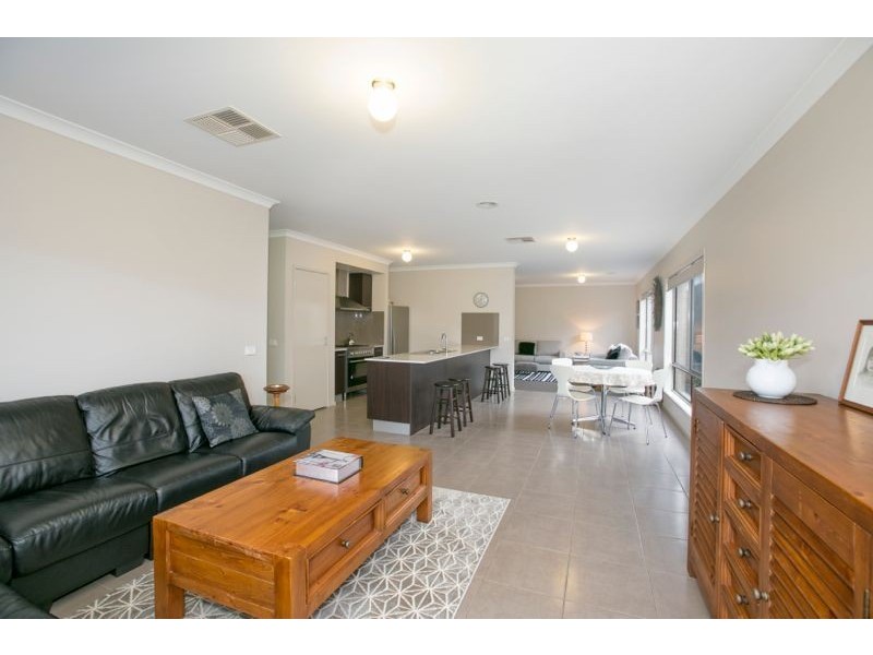 14 Cerbera Bend, Cranbourne North VIC 3977