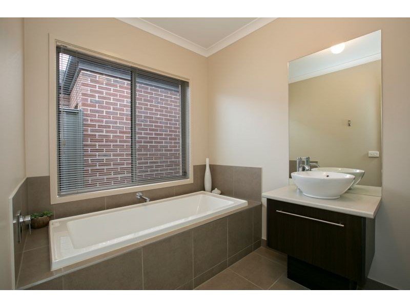 14 Cerbera Bend, Cranbourne North VIC 3977