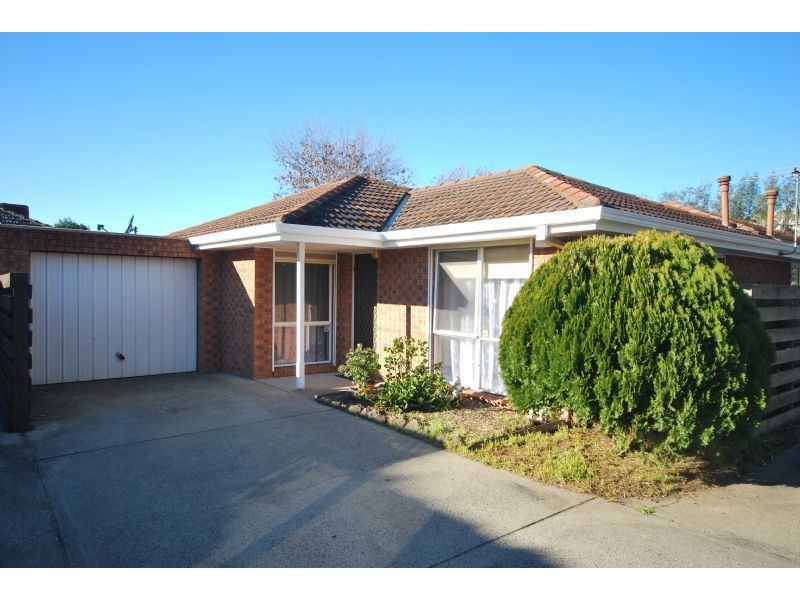 2/8 Lyall Street, Cranbourne VIC 3977