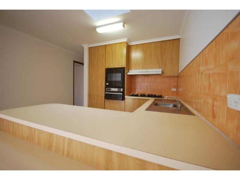 2/8 Lyall Street, Cranbourne VIC 3977