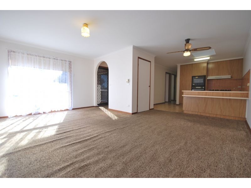 2/8 Lyall Street, Cranbourne VIC 3977