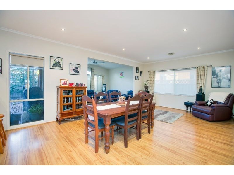 2 Hateley Heath, Cranbourne East VIC 3977