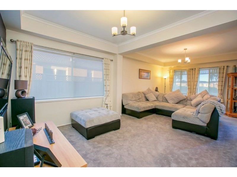 2 Hateley Heath, Cranbourne East VIC 3977