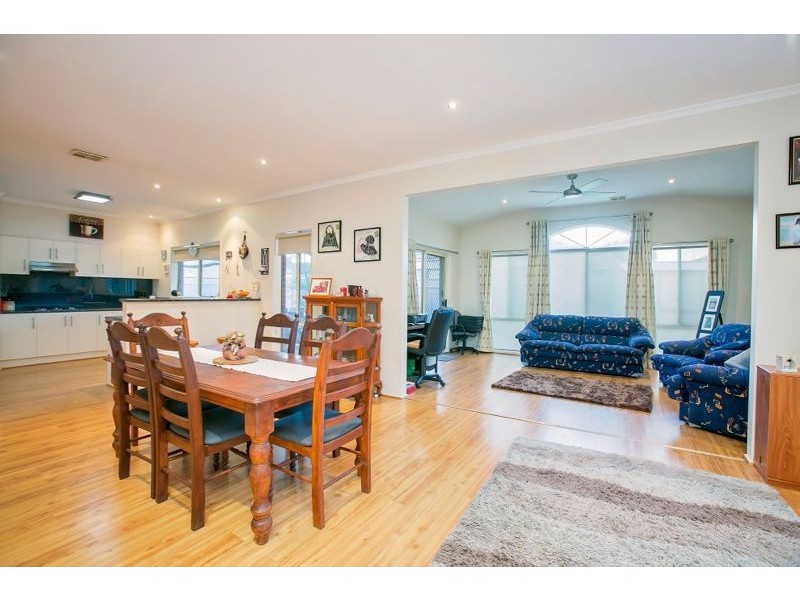 2 Hateley Heath, Cranbourne East VIC 3977