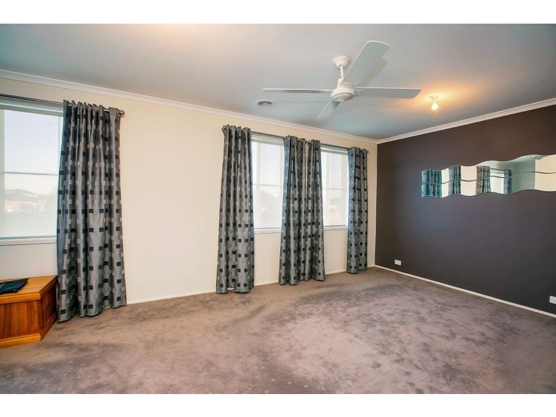 2 Hateley Heath, Cranbourne East VIC 3977