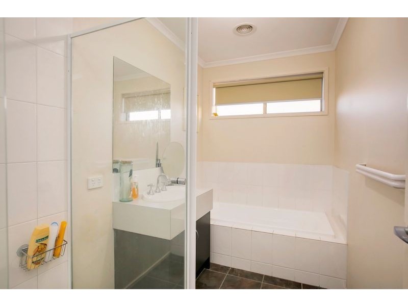 2 Hateley Heath, Cranbourne East VIC 3977