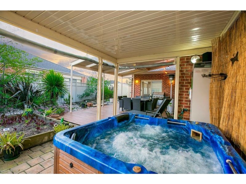 2 Hateley Heath, Cranbourne East VIC 3977