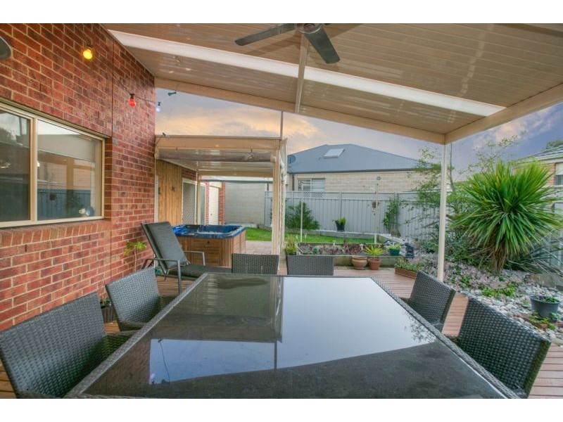 2 Hateley Heath, Cranbourne East VIC 3977