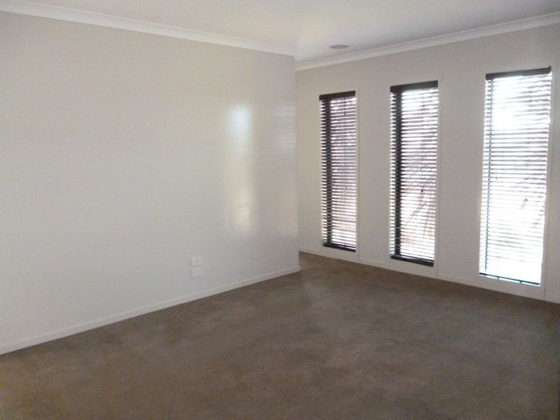 25 Downing Square, Pakenham VIC 3810
