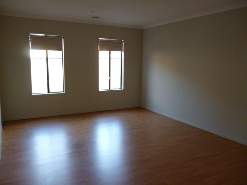 25 Downing Square, Pakenham VIC 3810