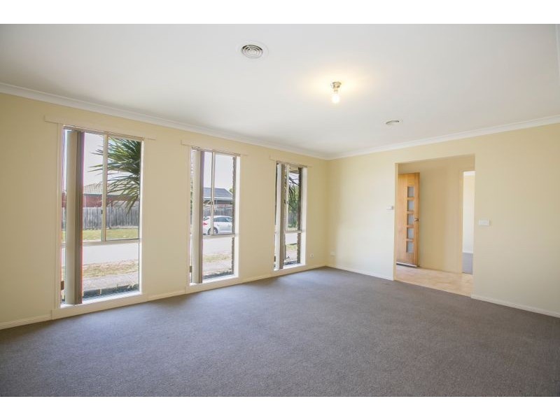 6 Montrose Way, Cranbourne West VIC 3977