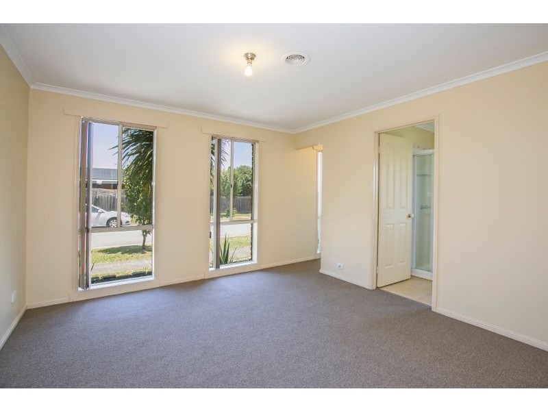 6 Montrose Way, Cranbourne West VIC 3977