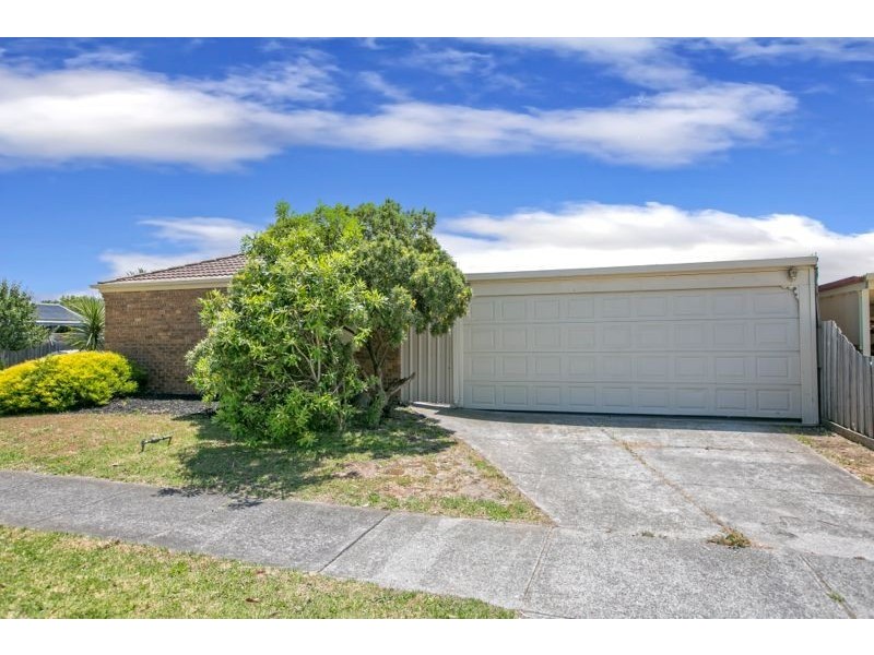 6 Montrose Way, Cranbourne West VIC 3977