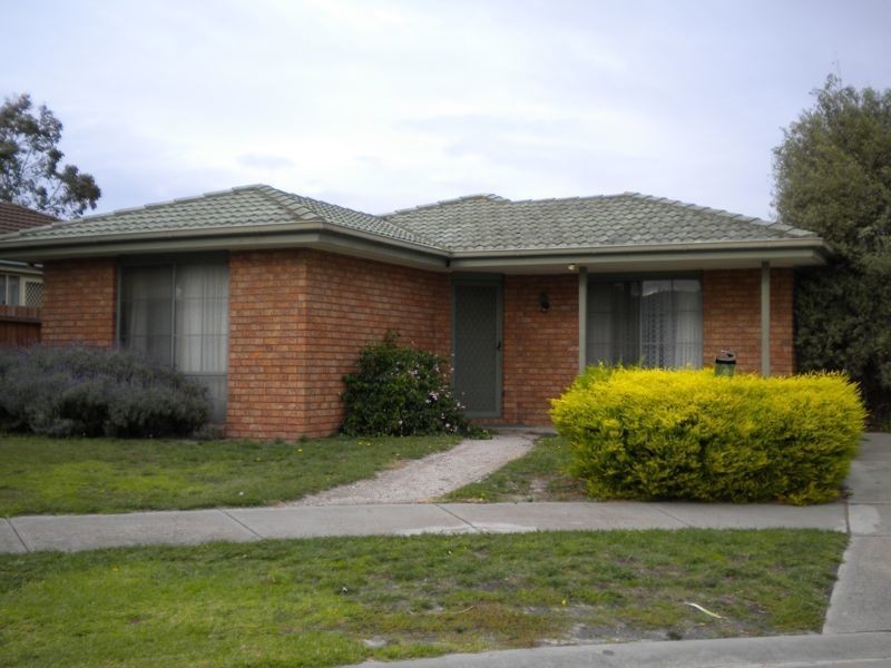18 Andrea Crescent, Cranbourne North VIC 3977