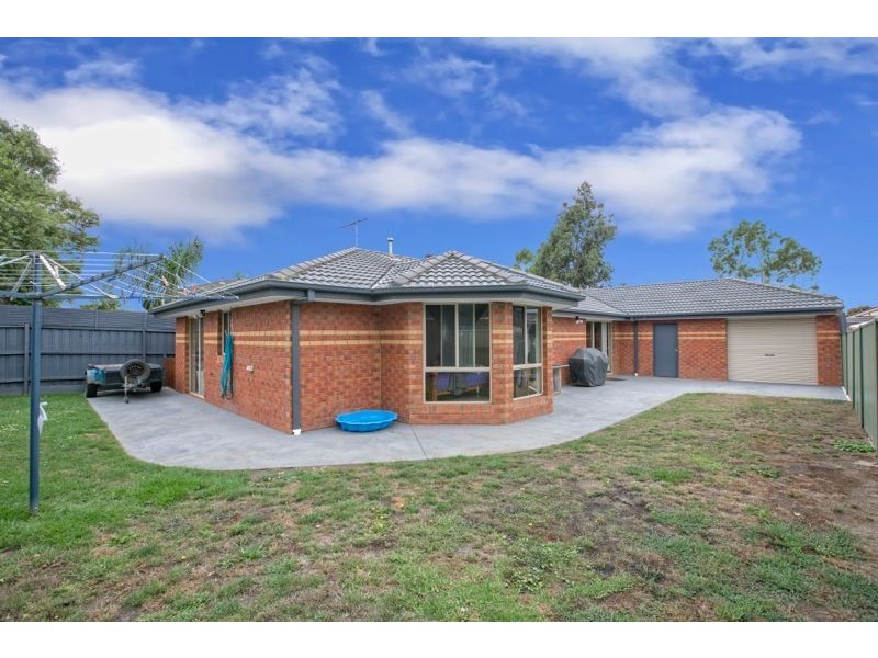 3 Houndsforth Street, Cranbourne East VIC 3977