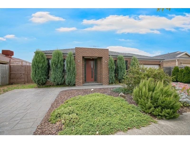 21 Dunferline Crescent, Cranbourne VIC 3977