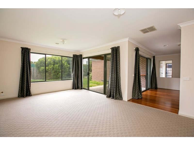 21 Dunferline Crescent, Cranbourne VIC 3977