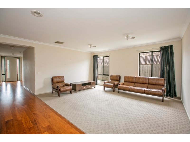 21 Dunferline Crescent, Cranbourne VIC 3977