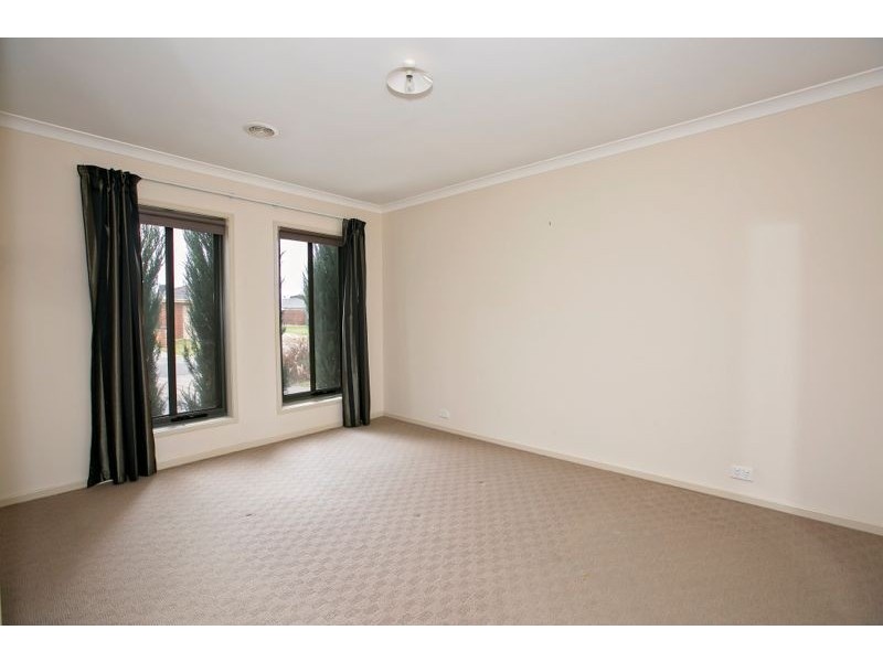 21 Dunferline Crescent, Cranbourne VIC 3977