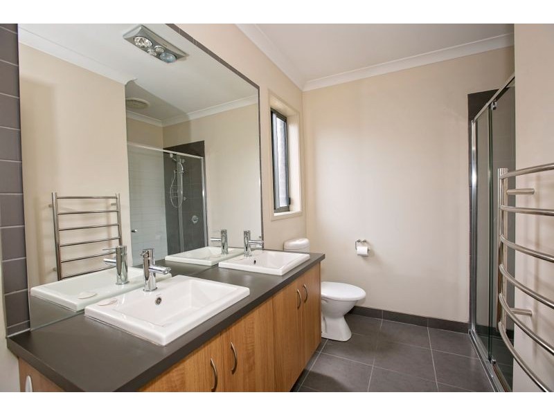 21 Dunferline Crescent, Cranbourne VIC 3977