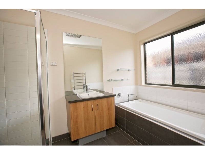 21 Dunferline Crescent, Cranbourne VIC 3977
