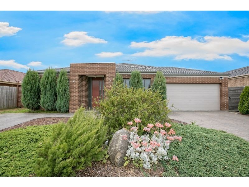 21 Dunferline Crescent, Cranbourne VIC 3977