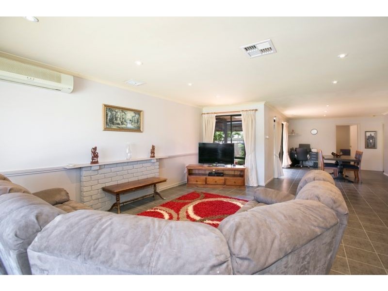 22 Broome Crescent, Cranbourne North VIC 3977