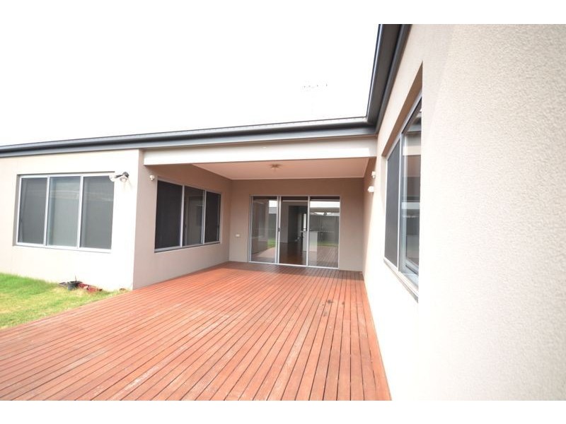 17 Cerbera Bend, Cranbourne North VIC 3977