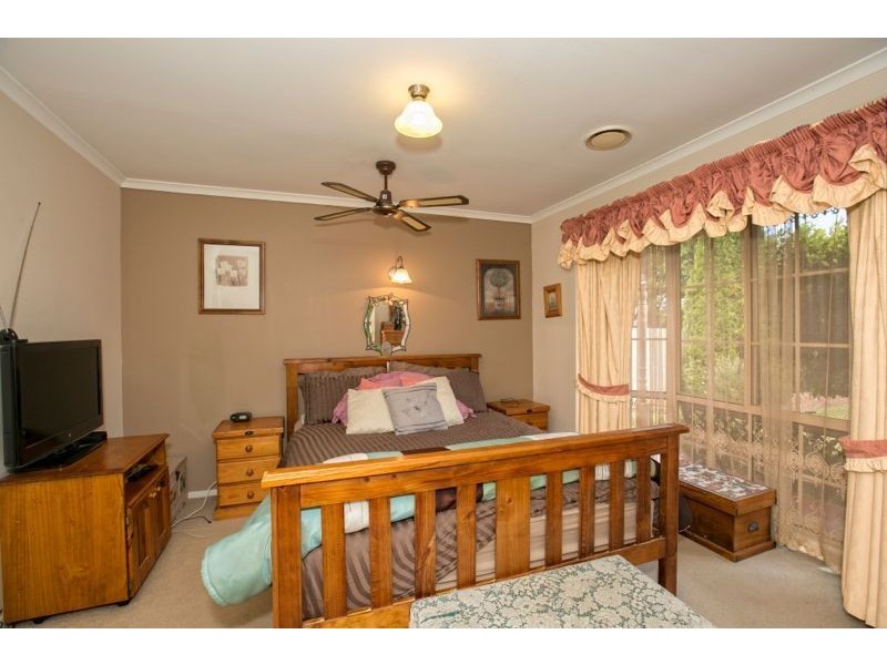 18 Bellarine Drive, Cranbourne VIC 3977