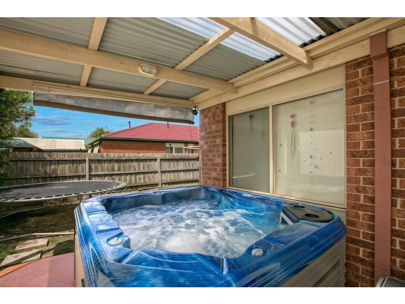18 Bellarine Drive, Cranbourne VIC 3977