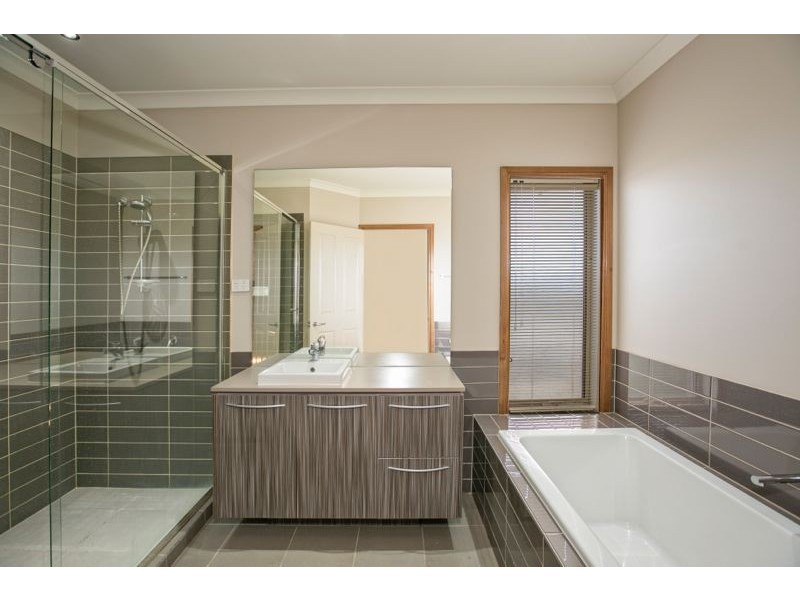 24 Bingham Rise, Lynbrook VIC 3975