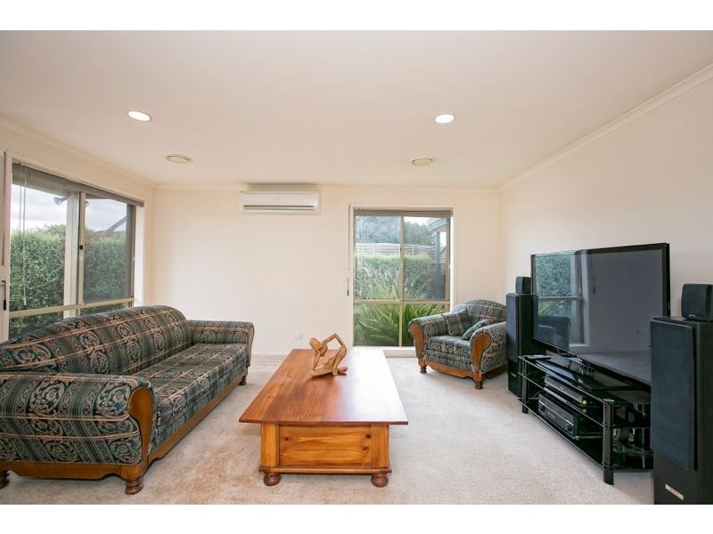 26 Comte Close, Cranbourne West VIC 3977