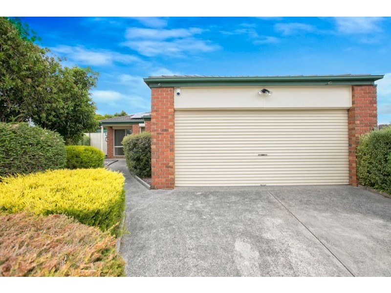 26 Comte Close, Cranbourne West VIC 3977
