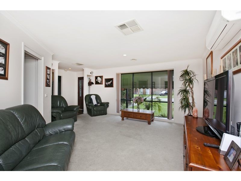 12 Oates Court, Cranbourne North VIC 3977