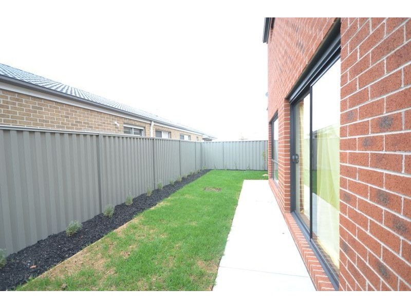 35 McEwan Drive, Cranbourne East VIC 3977