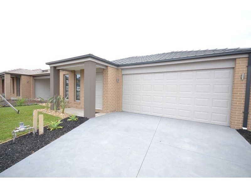 13 Scullin Street, Cranbourne East VIC 3977