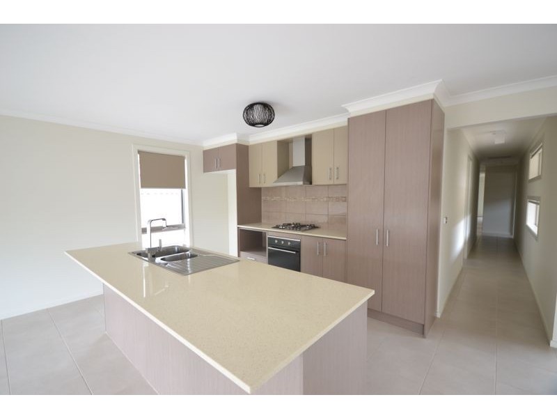13 Scullin Street, Cranbourne East VIC 3977