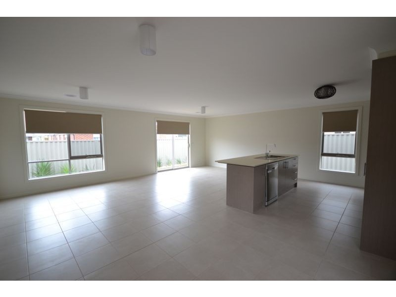 13 Scullin Street, Cranbourne East VIC 3977