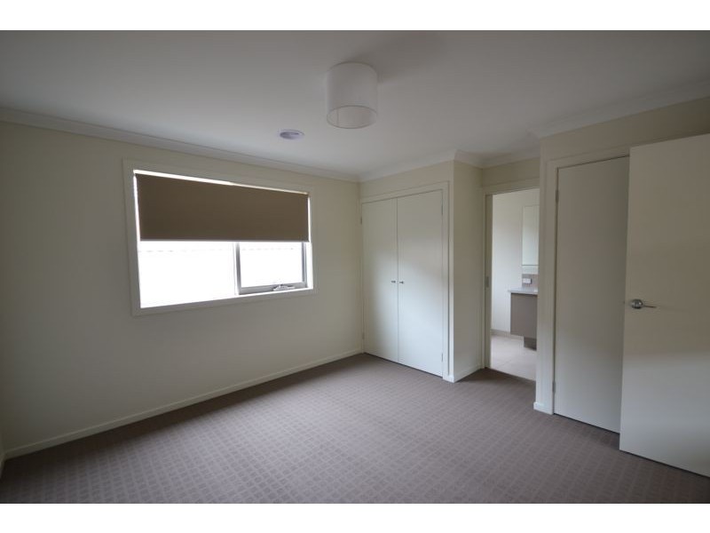 13 Scullin Street, Cranbourne East VIC 3977