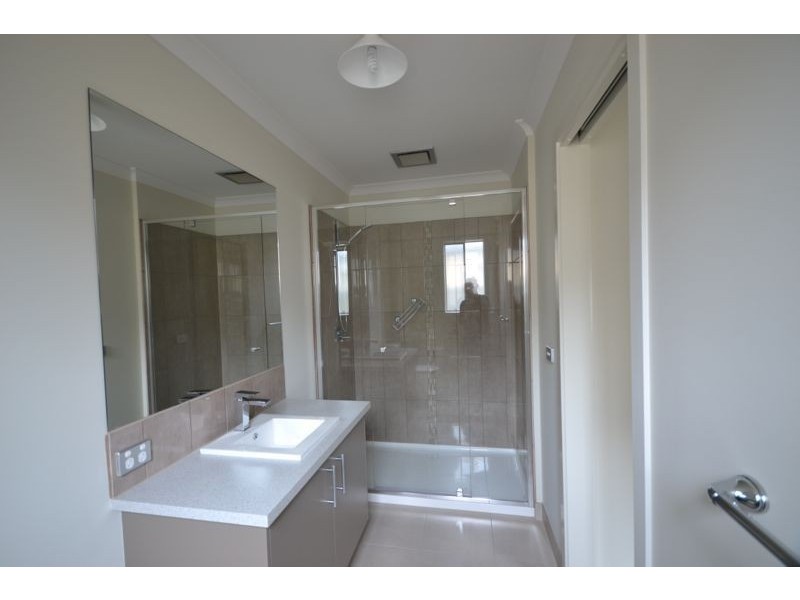 13 Scullin Street, Cranbourne East VIC 3977
